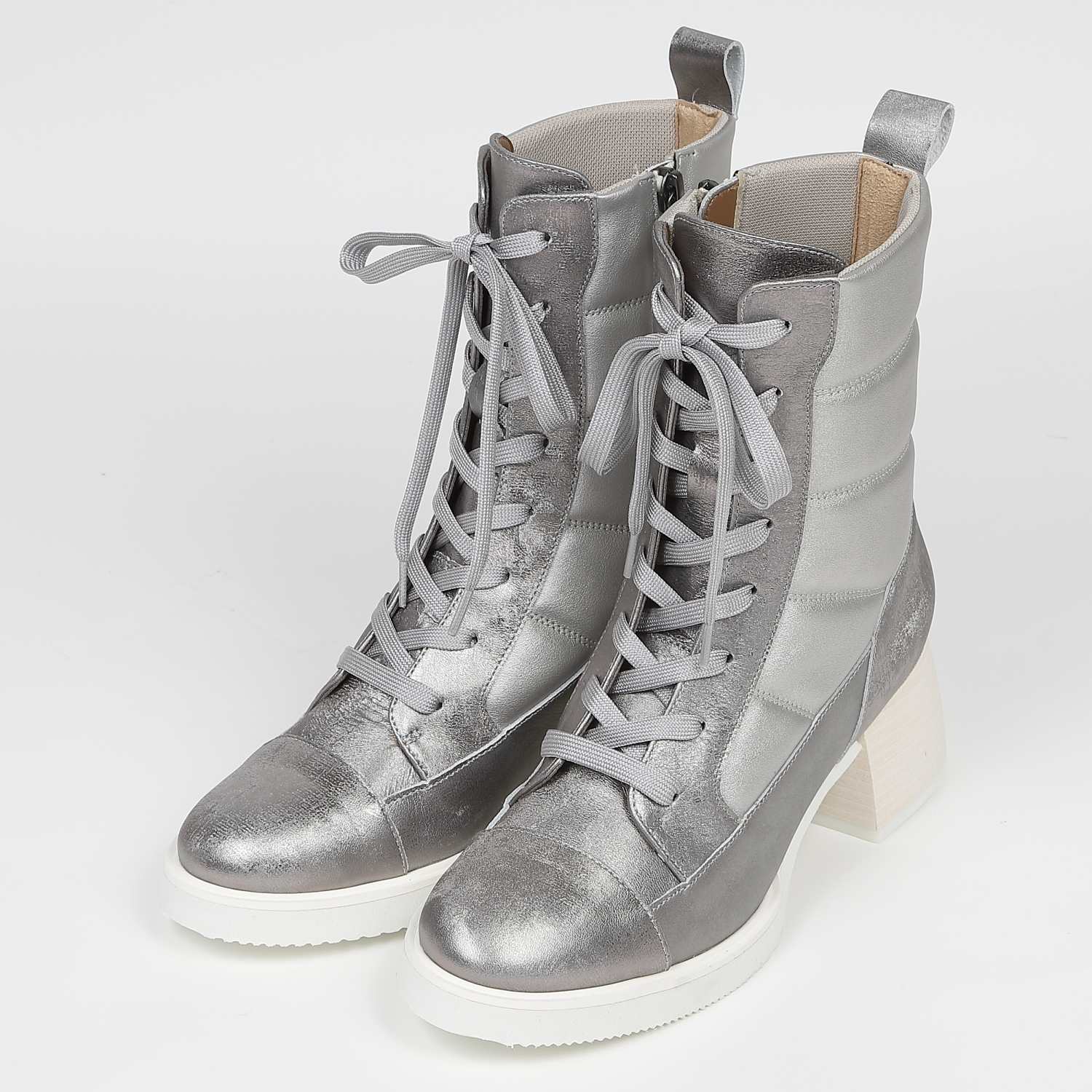 BARCLAYヒールアップキルティングブーツ　シルバー
