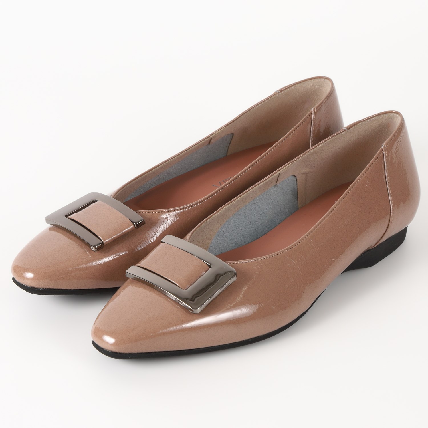 VITA NOVA Vカットフラットパンプス　ピンクベージュエナメル