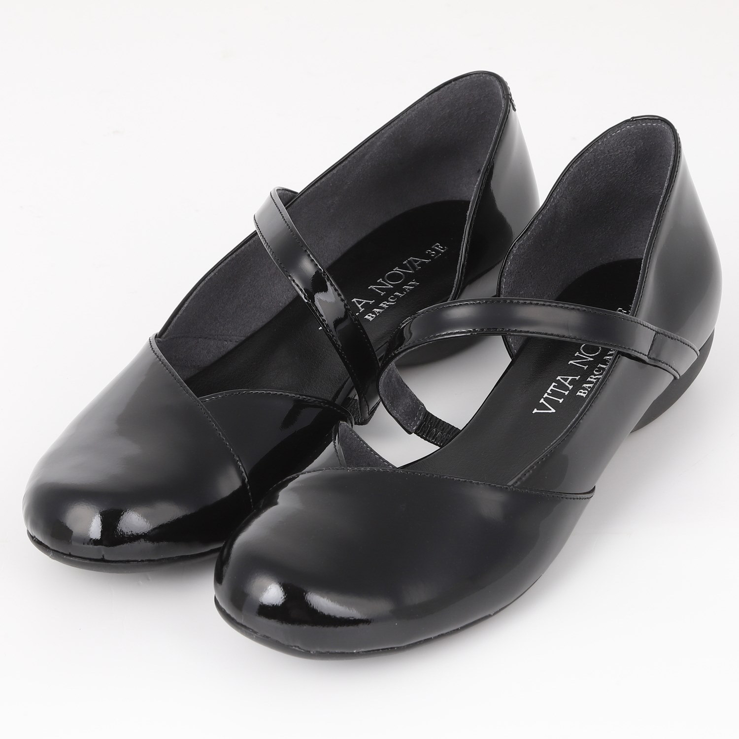 VITA NOVA　Vカット斜めベルトパンプス　ブラックエナメル
