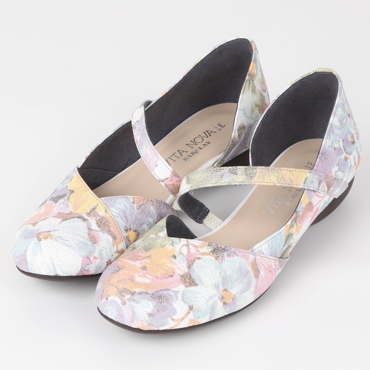 VITA NOVA　Vカット斜めベルトパンプス　マルチ