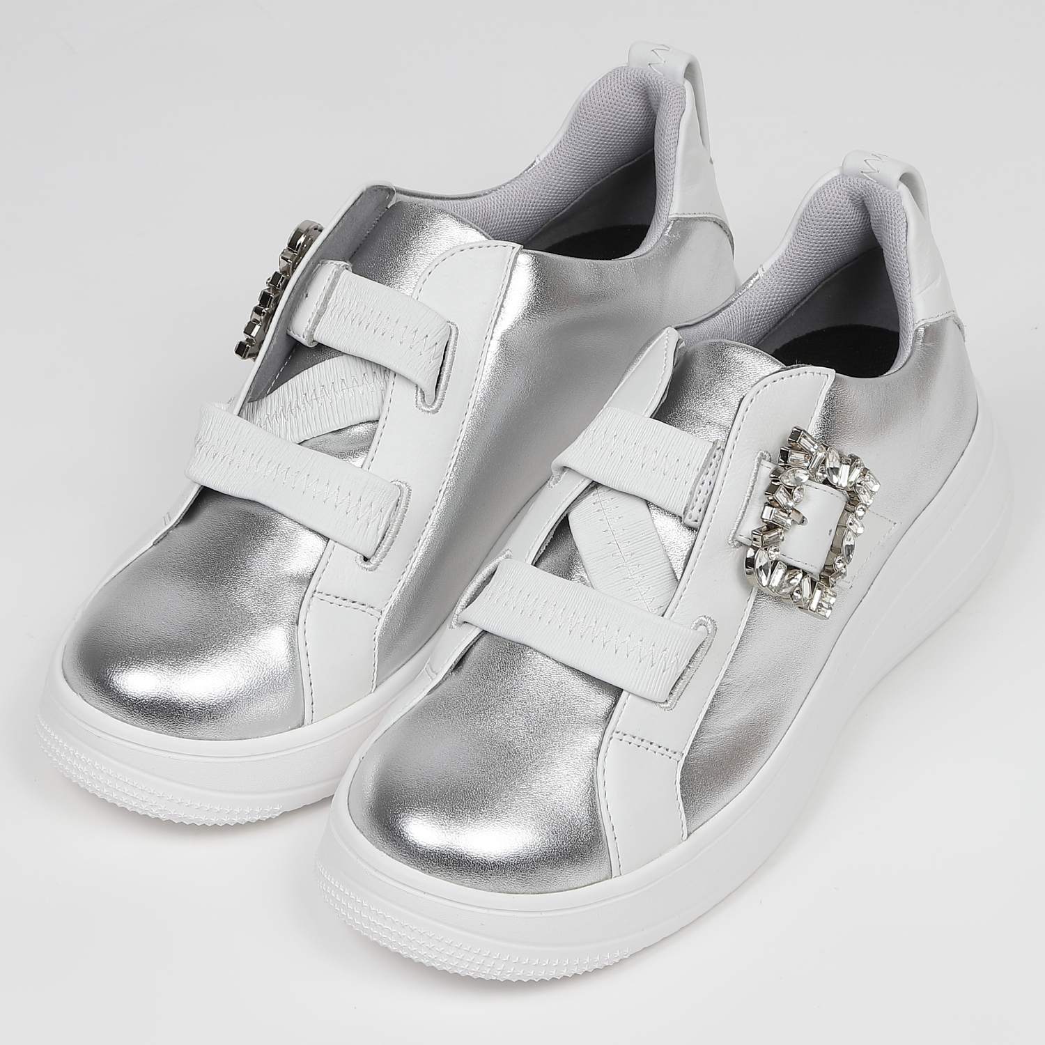 KISCOビジューバックルスニーカー　シルバー