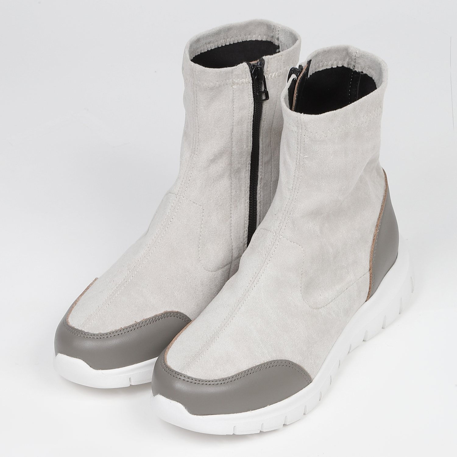 KISCOステッチデザインスエードショートブーツ　ライトグレーコンビ