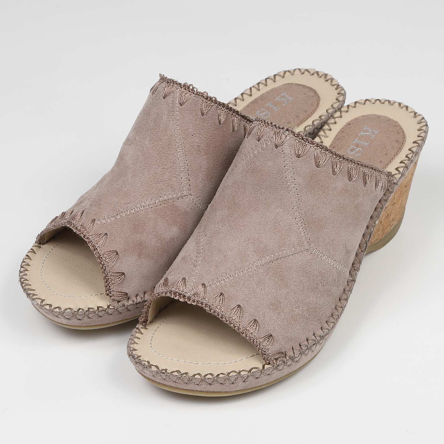 KISCO刺繍カバードサンダル　グレージュスエード